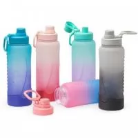 Garrafa plástica 1,1 litros com base de silicone anti-impacto (removível). Tampa com alça para transporte e tampa de proteção para o bocal.