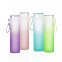 Garrafa de vidro jateado bicolor, capacidade de 450ml. Contém alça de silicone