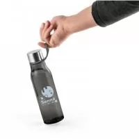 Squeeze produzido a partir de plástico reciclado, rPET. Com alça de silicone para facilitar o transporte. Tampa em PP e aço inox com isolante em silicone. Capacidade até 590 mL. Certificação EU Food Grade. Caixa branca 94651 vendida opcionalmente. ø66 x 230 mm SPOT