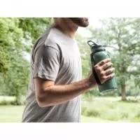 Garrafa esportiva em PETG com canudo interno, tampa com bebedouro e pega para facilitar transporte. Certificação EU Food Grade. Grande capacidade até 1,2L. Ø95 x 252 mm