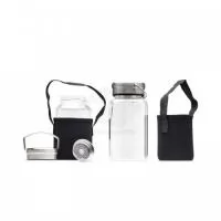 Garrafa de vidro personalizada com capacidade de até 650ml para armazenar sua bebida. Produzida em vidro borossilicato, um material durável e fácil de limpar. Contém também tampa de alumínio com alça para transporte, acompanha peneira infusora e uma capa protetora de neoprene que mantem a garrafa aquecida por mais tempo, a capa possui uma alça que facilita o transporte. Ideal para divulgar sua empresa em eventos corporativos, brindes personalizados e campanhas promocionais.