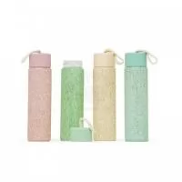 Garrafa personalizada com capacidade para 330ml produzida em vidro borossilicato. Possui acabamento adesivado, tampa plástica rosqueável com vedação para evitar o vazamento do líquido e alça de algodão. Ideal para divulgar sua empresa em eventos corporativos, brindes personalizados e campanhas promocionais.