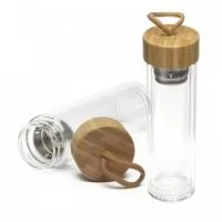 Garrafa de vidro borossilicato com parede dupla e capacidade de até 360 ml com infusor. Tampa rosqueável em bambu com anel de silicone para vedação e alça tipo corda. Conserva líquido quente por até 2 horas e líquido frio até 3 horas.