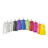 Squeeze dobrável de plástico com capacidade de 480ml é uma opção prática e compacta para se manter hidratado(a) em movimento. Com um design colorido e acinturado, o squeeze possui um mosquetão superior que combina com a cor do squeeze, facilitando o transporte. A tampa de bico texturizada oferece um fácil acesso à sua bebida, enquanto o protetor plástico para o bico garante a higiene e proteção. Além disso, o squeeze conta com uma alça para maior praticidade.