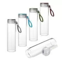 Garrafa em vidro borossilicato com capacidade de 400ml. Alça de transporte em silicone. Tampa de plástico rosqueável com anel de silicone.