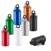 Garrafa em alumínio com capacidade para até 550ml. Conta com tampa rosqueável em plástico e mosquetão metálico acoplado à tampa para transporte.  Altura: 19,1 cm Largura: 7,3 cm Circunferência: 23 cm