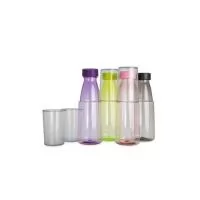 Garrafa e copo em um único produto! Com capacidade de 550 ml, a garrafa 2 em 1 é fabricada em plástico e possui um copo integrado, ideal para consumir água, chá gelado e outras bebidas com praticidade. Conta com tampa rosqueável que garante segurança