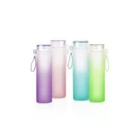 Garrafa de vidro jateado bicolor, capacidade de 450ml. Contém alça de silicone. Altura : 21,8 cm Largura : 6 cm Circunferência : 19 cm Tamanho total aproximado CxL : Diâmetro sem a tampa 4,3 cm Peso aproximado g : 257