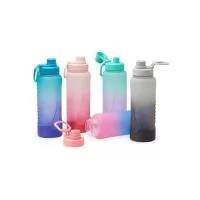Squeeze plástica 1,1 litros com base de silicone anti-impacto removível . Tampa com alça para transporte e tampa de proteção para o bocal.