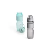Squeeze plástico com acabamento fosco e capacidade de até 750 ml. Possui luva emborrachada, tampa rosqueável com bocal e alça fixa para transporte. O bocal conta ainda com uma tampa de proteção com trava de segurança. Altura : 24,8 cm Largura : 9,1 c