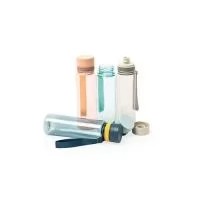 Garrafa de 780 ml com tampa rosqueável e bocal, tampa protetora e alça em nylon para facilitar o transporte. Altura : 25,2 cm Largura : 6,8 cm Circunferência : 22 cm Peso aproximado g : 124