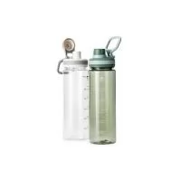 Garrafa plástica com capacidade máxima de 750 ml e marcação impressa de volume de até 700 ml. Possui tampa rosqueável com protetor para o bocal e alça para transporte. Altura : 24,7 cm Largura : 7,2 cm Circunferência : 22,7 cm Peso aproximado g : 124