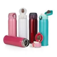 A Garrafa Térmica Inox 400ml Personalizada é a escolha ideal para quem busca um brinde sofisticado, funcional e de alta durabilidade. Perfeita para empresas, eventos, ações promocionais, academias e presentes personalizados, ela mantém suas bebidas na temperatura ideal por muito mais tempo.  Disponível com personalização em DTF UV ou gravação a laser, oferecendo excelente acabamento para destacar sua marca, logotipo ou arte.  ? Características do Produto ? Capacidade de 400ml ? Fabricada em inox de alta qualidade ? Tampa com botão para abertura rápida ? Sistema de trava de segurança para evitar abertura acidental ? Vedação interna com borracha protetora contra vazamentos ? Tampa rosqueável para facilitar a limpeza ? Design moderno, elegante e disponível em diversas cores  Importante: Em algumas embalagens pode constar capacidade de 450ml ou 500ml, conforme o fabricante. No entanto, a capacidade real e correta deste modelo é de 400ml.  ???? Personalização ????? DTF UV: impressão colorid