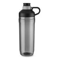 Garrafa plástica com capacidade de 1.500ml. Alça de mão plástica, tampa plástica com anel de silicone para vedação e bico rosqueável.