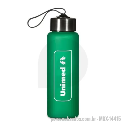 Garrafa Plástica personalizada - Squeeze plástico de 680ml. Produzido em PVC fosco livre de BPA, a squeeze possui tampa rosqueável em inox com alça elástica para transporte (não removível).