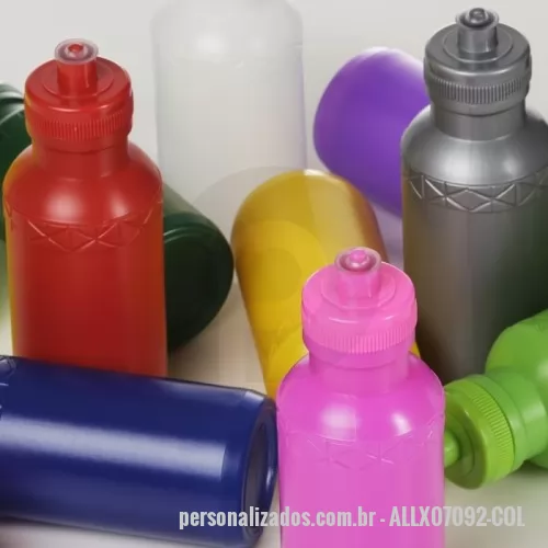 Garrafa Plástica personalizada - Squeeze 500ml plástico livre de BPA, possui detalhe em relevo na parte superior e tampa rosqueável com bico de silicone.