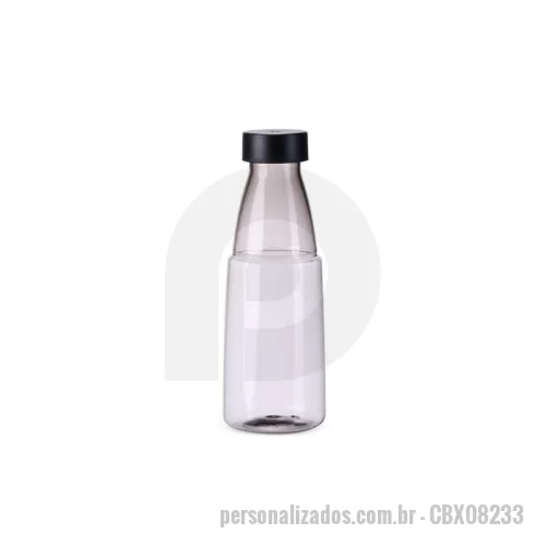 Garrafa Plástica personalizada - Garrafa Plástica Personalizada - CBX08233 - Garrafa 950ml com Porta-Comprimidos Integrado  Muito mais do que uma garrafa! Este modelo de 950ml une hidratação e organização em um só produto. Fabricada em plástico resistente, ela possui uma tampa rosqueável com detalhe em alumínio e um compartimento interno especialmente projetado para armazenar comprimidos com segurança. Ideal para quem tem uma rotina agitada e precisa manter suplementos, vitaminas ou medicamentos sempre à mão. Acompanha alça de nylon para facilitar o transporte em qualquer ocasião — seja no trabalho, na academia ou em viagens.  Especificações:  Capacidade: 950 ml  Material: Plástico com detalhe em alumínio  Altura: 25,1 cm  Largura: 8 cm  Diâmetro do bocal: 5,3 cm  Circunferência: 24,3 cm  Área para gravação: 17 cm x 4 cm  Peso aproximado: 117 g - 176000 - Garrafa Plástica