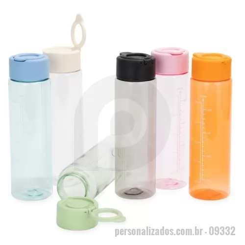 Garrafa Plástica personalizada - Garrafa em plástico AS com capacidade máxima e marcação de volume de 500ml. Possui tampa rosqueável em polipropileno (PP) com anel de vedação em silicone e alça retrátil integrada com encaixe de pressão que a mantém retraída quando não está em uso.