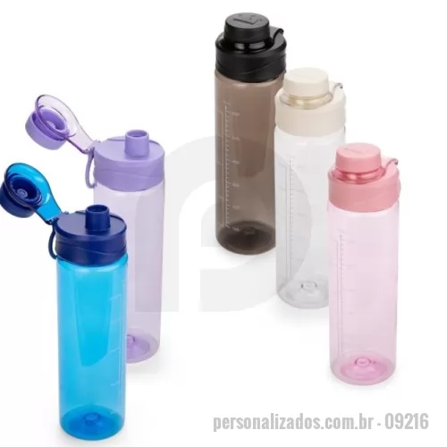 Garrafa Plástica personalizada - Garrafa em plástico AS livre de BPA com capacidade máxima e marcação de volume de 700ml. Possui tampa rosqueável em polipropileno (PP) com protetor para o bocal, anel de vedação interno e alça fixa para transporte.