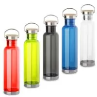 Garrafa plástica com tampa de aço inoxidável com detalhe na tampa em bambu. Tampa rosqueável. Com capacidade de até 800ml.