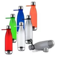 Descrição: Garrafa em rPET com capacidade máxima de 700ml. Possui tampa rosqueável e base metálicos, além de alça flexível de silicone.  Altura :  26,5 cm  Largura :  7,2 cm  Circunferência :  22,5 cm  Medidas aproximadas para gravação (CxL):  18 cm x 6 cm