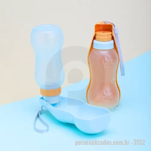 Garrafa Retrátil para Pet personalizada -  Garrafa bebedouro para pet feita em plástico com capacidade de 400ml. Tampa rosqueável antivazamento com sistema retrátil, basta puxar a garrafa para a vazão da água através da tigela. Acompanha cordão de nylon.