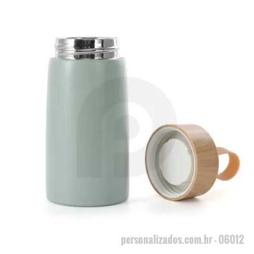 Garrafa térmica personalizada - Garrafa Inox Parede Dupla 250ml - 06012 Descrição: Garrafa inox 304 com parede dupla, capacidade de 250ml. Contém tampa plástica com design de bambu e alça de silicone para transporte. Altura :  14 cm Largura :  6,7 cm Circunferência :  20,9 cm Tamanho total aproximado  (CxL):  Diâmetro sem tampa 4,4 cm Peso aproximado (g):  164    FABRICAMOS A MEDIDA QUE PRECISAR!   PRODUTO VENDIDO COM E SEM PERSONALIZAÇÃO consulte vendedor.  TEMOS MAIS DE 60 MIL OPÇÕES DE BRINDES PERSONALIZADOS CONSULTE-NOS. COMPRE TAMBÉM NO ATACADO EM MAIORES QUANTIDADES COM MELHOR PREÇO.  * PRODUTO SUJEITO À DISPONIBILIDADE DE ESTOQUE * APÓS A SUA COMPRA SOLICITE ORÇAMENTO PARA PERSONALIZAÇÃO E VERIFIQUE O PRAZO DE ENTREGA. * COMPRE TAMBÉM PRODUTOS JÁ PERSONALIZADOS! * TRABALHAMOS COM SILK - LASER - TAMPOGRAFIA - ULTRA VIOLETA - TRANSFER - SUBLIMAÇÃO - DECALQUE E RELEVO. * PRODUTOS PERSONALIZADOS PERDEM A GARANTIA DE TROCA  TENDO A NECESSIDADE DE PERSONALIZAÇÃO ENVIAR O LOGO NO MESMO DIA DA COMPRA PARA NÃO HAVER AT