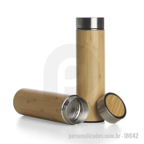 Garrafa térmica personalizada - Garrafa Bambu Térmica 500ml com Infusor - 18642 Descrição: Garrafa de bambu e inox térmica 500ml com parede dupla e infusor. Conserva temperatura quente ou fria. Altura :  24,4 cm Largura :  6,9 cm Circunferência :  21 cm Peso aproximado (g):  333   FABRICAMOS A MEDIDA QUE PRECISAR!   PRODUTO VENDIDO COM E SEM PERSONALIZAÇÃO consulte vendedor.  TEMOS MAIS DE 60 MIL OPÇÕES DE BRINDES PERSONALIZADOS CONSULTE-NOS. COMPRE TAMBÉM NO ATACADO EM MAIORES QUANTIDADES COM MELHOR PREÇO.  * PRODUTO SUJEITO À DISPONIBILIDADE DE ESTOQUE * APÓS A SUA COMPRA SOLICITE ORÇAMENTO PARA PERSONALIZAÇÃO E VERIFIQUE O PRAZO DE ENTREGA. * COMPRE TAMBÉM PRODUTOS JÁ PERSONALIZADOS! * TRABALHAMOS COM SILK - LASER - TAMPOGRAFIA - ULTRA VIOLETA - TRANSFER - SUBLIMAÇÃO - DECALQUE E RELEVO. * PRODUTOS PERSONALIZADOS PERDEM A GARANTIA DE TROCA  TENDO A NECESSIDADE DE PERSONALIZAÇÃO ENVIAR O LOGO NO MESMO DIA DA COMPRA PARA NÃO HAVER ATRASOS NO SEU PEDIDO!!!  Para quantidades maiores ou menores e cores verificar com o 