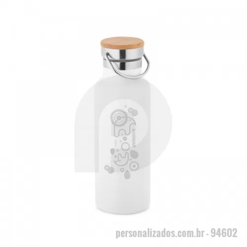 Garrafa térmica personalizada - Garrafa em aço inox com parede dupla isolada a vácuo, tampa em bambu e alça de transporte em aço inox (térmico). Capacidade até 570 mL. Certificação EU Food Grade. Preserva as bebidas quentes por 8h e frias por 24h. Fornecida em caixa presente de papel kraft. ø70 x 220 mm | Caixa: 75 x 227 x 75 mm