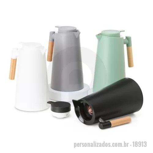 Garrafa térmica personalizada - Design retrô e conservação térmica excepcional são as características da nossa Garrafa Térmica de 1 litro. Feita em plástico com ampola de vidro e alça de madeira, ela possui uma alavanca que permite a liberação gradual da bebida, reduzindo respingos. Prática, a garrafa possui uma rosca na parte inferior que facilita o acesso à ampola de vidro.