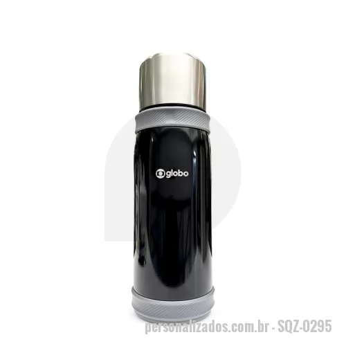 Garrafa térmica personalizada - Garrafa térmica em aço inox com parede dupla isolada a vácuo, com capacidade de até 1,2l. Além de garantir a temperatura ideal do líquido por horas, é muito fácil de ser transportada por sua alça lateral que torna o uso desse potente recipiente muito mais simples. Tampa rosqueável e anel de silicone para vedação na tampa.