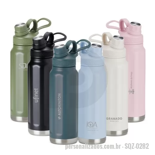 Garrafa térmica personalizada - Garrafa térmica feita em inox 304 de parede dupla com capacidade de 950ml. Com design de faixas em relevo, a garrafa possui tampa com alça para transporte e tampa de proteção para o bocal.