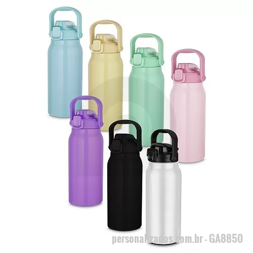 Garrafa térmica personalizada - Garrafa térmica em aço inox com parede dupla isolada a vácuo, com capacidade de até 1,5l. Além de garantir a temperatura ideal do líquido por horas, é muito fácil de ser transportada por sua alça superior que torna o uso desse potente recipiente muito mais simples. Tampa rosqueável, bico removível trazendo possibilidades de uso com anel de silicone na tampa para vedação.