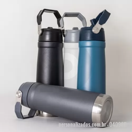Garrafa térmica personalizada - Beba com qualidade e na temperatura perfeita. Com design pensado para o dia a dia, esta garrafa térmica de 630ml oferece uma ótima experiência para quem busca manter a bebida sempre na temperatura ideal. Fabricada em inox SUS 304 com parede dupla, conserva líquidos quentes ou gelados por mais tempo, preservando o sabor e a qualidade. O bico flexível integrado à tampa plástica rosqueável e com alça facilita o consumo a qualquer momento, enquanto o canudo interno permite beber de forma confortável. Perfeita para acompanhar treinos, momentos ao ar livre ou a rotina diária, deixando água, vitaminas e outras bebidas sempre prontas para consumo. Cores disponiveis: Azul, preto, cinza e branco