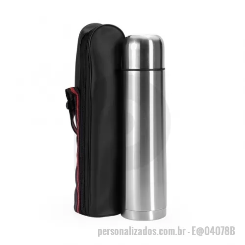 Garrafa térmica personalizada - Descrição: Uma excelente opção para manter líquidos quentes ou frios e aproveita-los ao máximo. Esta garrafa térmica inox de 1 litro conta com parede dupla e isolamento ao vácuo, conservando a temperatura por mais tempo e evitando vazamentos. A garrafa conta com duas tampas: uma interna usada para deixar seu conteúdo vedado, e outra externa, para mantê-la totalmente fechada e que ainda pode ser usada como um copo com capacidade de, aproximadamente, 150ml. Além disso, ela vem acompanhada de um elegante em PU e com alças ajustáveis para tornar a garrafa ainda um item ainda mais exclusivo e fácil de transportar.