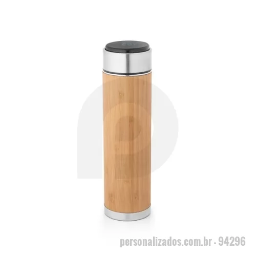 Garrafa térmica personalizada - Garrafa em aço inox e bambu de parede dupla térmica, isolada a vácuo. Capacidade até 430 mL. A tampa contém um termômetro digital que permite saber, a qualquer momento, a temperatura da bebida (pilha inclusa). Incluso infusor para chá. Certificação EU Food Grade. A cor e o resultado da impressão nos materiais naturais pode variar entre produtos. ø65 x 235 mm
