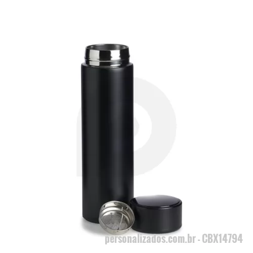 Garrafa térmica personalizada - Garrafa térmica Personalizada - CBX14794 -  Garrafa Térmica Inox 400ml com Display Touch Screen e Infusor Tecnologia e praticidade reunidas em uma garrafa moderna e funcional. Esta garrafa térmica de parede dupla em inox com capacidade de 400ml mantém suas bebidas na temperatura ideal por mais tempo, enquanto a tampa inovadora conta com display touch screen em LED que mostra a temperatura exata do líquido.  Ideal para amantes de chá e infusões, acompanha um infusor de bebidas removível, perfeito para preparar suas infusões favoritas diretamente na garrafa.  ???? Especificações Técnicas: Capacidade: 400 ml  Altura: 22,8 cm  Largura: 6,5 cm  Circunferência: 20,5 cm  Peso aproximado: 252 g  Material: Inox com parede dupla  Tampa: Display touch screen em LED  Acessório: Infusor de bebidas removível  Área para gravação (CxL): 16 cm x 3 cm - 175905 - Garrafa térmica