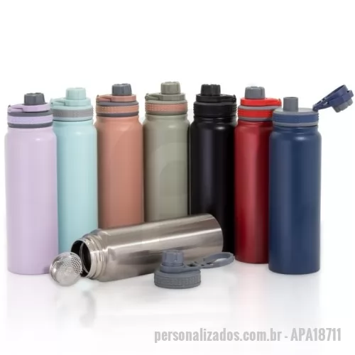Garrafa térmica personalizada - Garrafa térmica com infusor de bebidas, feita em inox 304 de parede dupla com capacidade de 850ml. Tampa com alça para transporte e tampa de proteção para o bocal.  Altura: 27,5 cm Largura: 7,8 cm Circunferência: 25 cm Peso aproximado (g): 394 Medidas aproximadas para gravação (CxL): 19 cm x 4 cm