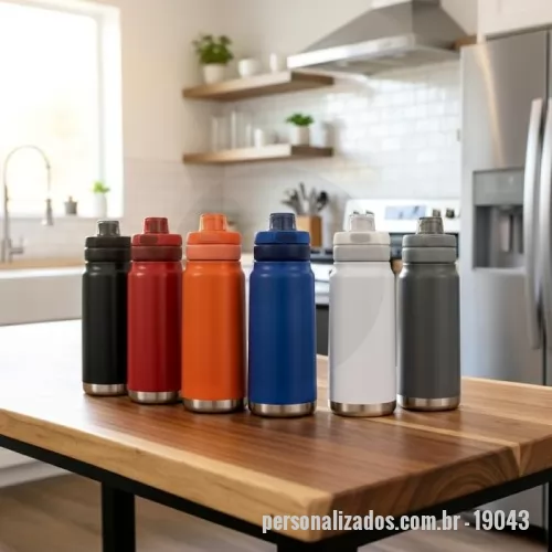 Garrafa térmica personalizada - Descrição: Garrafa térmica em inox com base emborrachada antiderrapante e capacidade máxima de 750ml. Possui estrutura de parede dupla e isolamento a vácuo, permitindo conservar a temperatura de líquidos por mais tempo. Dispõe ainda de tampa plástica com alça móvel e protetor para o bocal acionado por botão. Acompanha um canudo plástico para encaixe no interior da garrafa.