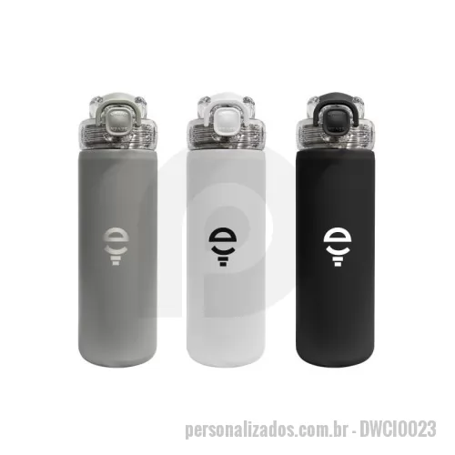 Garrafa térmica personalizada - Garrafa térmica produzida em aço inoxidável com capacidade de 750ml e parede dupla com isolamento a vácuo, que auxilia na manutenção da temperatura de bebidas frias ou quentes por longos períodos. Conta com tampa com trava de segurança, canudo retrátil e recipiente interno para preparo de água saborizada com frutas ou ervas. Acompanha alça de mão em poliéster que facilita o transporte no dia a dia. Seu design funcional une resistência, praticidade e acabamento moderno, adequada para uso em ambientes corporativos, escolares ou atividades físicas.