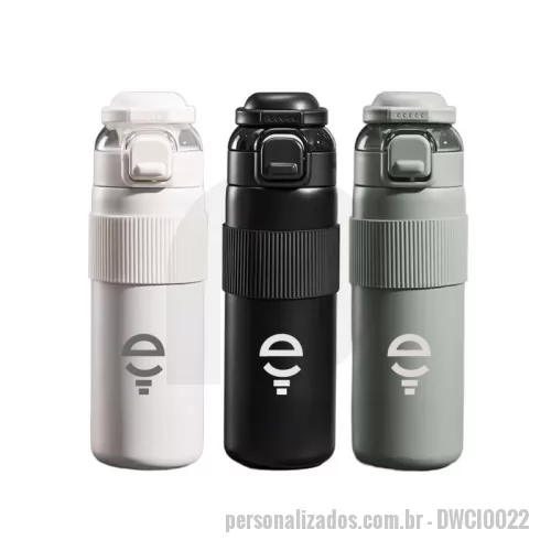 Garrafa térmica personalizada - Garrafa térmica em aço inoxidável com capacidade para 700ml, parede dupla com isolamento a vácuo e pega em silicone para transporte seguro. Possui duas tampas intercambiáveis: uma com canudo e outra com bico.  Características: • Pega em silicone; • Capacidade: 700ml; • Duas tampas: com canudo e com bico; • Aço inoxidável com parede dupla e isolamento a vácuo.