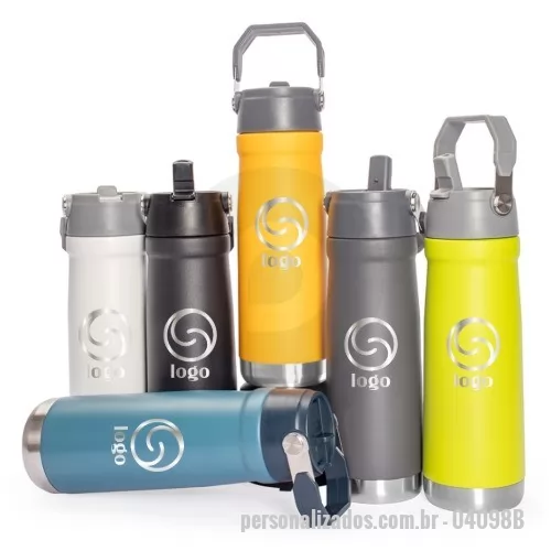 Garrafa térmica personalizada - Beba com qualidade e na temperatura perfeita. Com design pensado para o dia a dia, esta garrafa térmica de 630ml oferece uma ótima experiência para quem busca manter a bebida sempre na temperatura ideal. Fabricada em inox SUS 304 com parede dupla, conserva líquidos quentes ou gelados por mais tempo, preservando o sabor e a qualidade. O bico flexível integrado à tampa plástica rosqueável e com alça facilita o consumo a qualquer momento, enquanto o canudo interno permite beber de forma confortável. Perfeita para acompanhar treinos, momentos ao ar livre ou a rotina diária, deixando água, vitaminas e outras bebidas sempre prontas para consumo.
