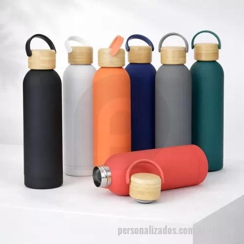 Garrafa térmica personalizada - Garrafa Térmica 500ml - Descrição: Garrafa térmica em inox com pintura emborrachada e capacidade para até 500ml. Possui estrutura de parede dupla e vedação a vácuo que permite conservar a temperatura de bebidas por mais tempo, além de tampa rosqueável em bambu com alça plástica para transporte.