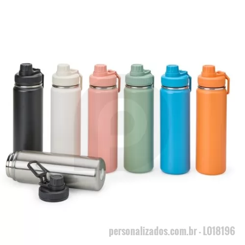 Garrafa térmica personalizada - Garrafa térmica feita em inox com pintura eletrostática e capacidade de até 750ml. Possui estrutura em parede dupla e isolamento a vácuo, o que permite manter a temperatura de líquidos conservada por mais tempo. Conta ainda com tampa rosqueável em plástico, protetor para o bocal e alça retangular para transporte.  Altura :  26 cm  Largura :  7 cm  Circunferência :  24 cm