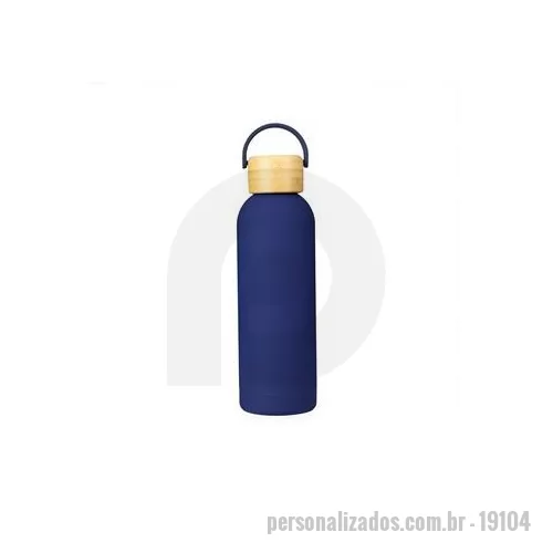 Garrafa térmica personalizada - Garrafa térmica em inox com pintura emborrachada e capacidade para até 500 ml. Possui estrutura de parede dupla e vedação a vácuo que permite conservar a temperatura de bebidas por mais tempo, além de tampa rosqueável em bambu com alça plástica para 