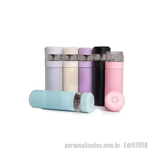 Garrafa térmica personalizada - Garrafa térmica de 350ml feita em aço inoxidável 304. Possui compartimento separado com infusor integrado e botão na parte superior da tampa para acionar a liberação do líquido para o compartimento. Altura : 21,7 cm Largura : 6,4 cm Circunferência : 