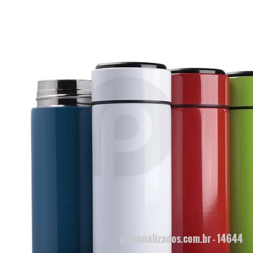 Garrafa térmica personalizada - Garrafa Térmica Inox 500ml com Display LED e Termômetro Digital Personalizada | Fabricação Própria Garrafa Inteligente Personalizada 500ml com Termômetro Digital e Infusor  A Garrafa Térmica Inox 500ml com Display LED é a combinação perfeita entre tecnologia, praticidade e sofisticação. Desenvolvida para quem busca inovação no dia a dia, ela possui termômetro digital integrado na tampa com visor LED touch, permitindo visualizar instantaneamente a temperatura da bebida sem a necessidade de abrir a garrafa.  Fabricada em inox com parede dupla e isolamento térmico, mantém bebidas quentes ou frias por muito mais tempo, proporcionando maior conforto e praticidade durante o trabalho, viagens, academia, estudos ou atividades ao ar livre.  Seu infusor interno removível permite preparar chás, águas aromatizadas e bebidas infusionadas com frutas ou ervas, tornando a experiência ainda mais completa. Com design moderno e acabamento premium, esta garrafa é um excelente brinde corporativo de alto va