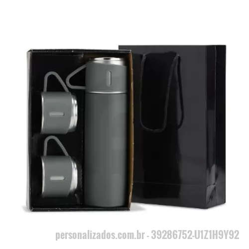 Garrafa térmica personalizada - Sobre o produto O Kit Garrafa Térmica 450ml Personalizado é uma excelente opção para presentear clientes, colaboradores e parceiros com elegância e sofisticação. Ideal para brindes corporativos, ações promocionais, eventos e datas comemorativas, o kit une praticidade, qualidade e uma apresentação diferenciada.  A garrafa é produzida em inox, possui capacidade para 450ml e conta com base antiderrapante, proporcionando mais estabilidade durante o uso. O grande diferencial deste kit são as duas tampas extras em inox com revestimento plástico, que podem ser utilizadas como xícaras, tornando o produto ainda mais funcional para viagens, trabalho e momentos de lazer.  O conjunto acompanha uma sacola de papel com berço de papelão, garantindo uma apresentação elegante e pronta para presentear.  A personalização pode ser realizada em gravação a laser, oferecendo um acabamento sofisticado e permanente, ou em DTF UV, ideal para logotipos, artes coloridas e imagens com excelente definição e alta du