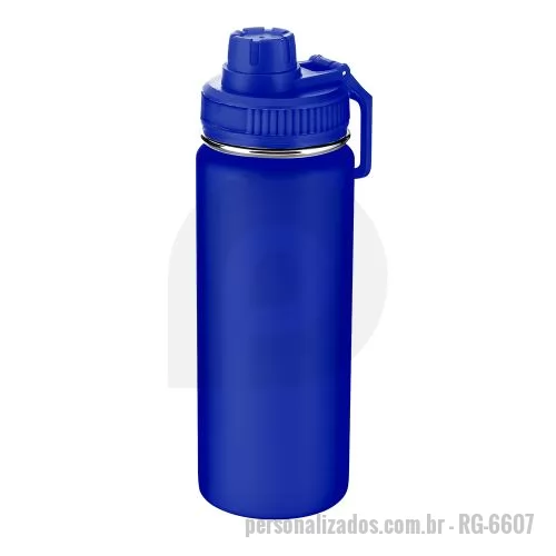 Garrafa térmica personalizada - Garrafa térmica em aço inox com parede dupla isolada a vácuo e com capacidade de 570 ml. Tampa rosqueável com anel de silicone, alça plástica em formato de mosquetão e bico rosqueável para fácil acesso. Design com frisos na tampa e pintura a pó.