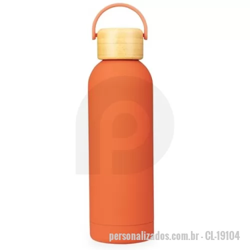 Garrafa térmica personalizada -  Garrafa térmica em inox com pintura emborrachada e capacidade para até 500ml. Possui estrutura de parede dupla e vedação a vácuo que permite conservar a temperatura de bebidas por mais tempo, além de tampa rosqueável em bambu com alça plástica para transporte.